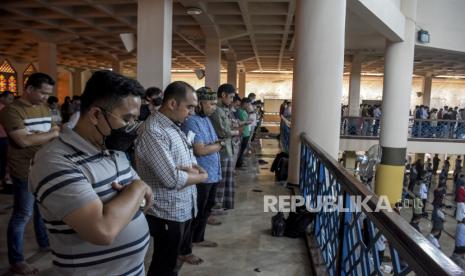 Jemaah melaksanakan ibadah Sholat Jumat di Masjid Raya Bandung, Jalan Dalem Kaum, Kota Bandung, Jumat (11/3/2022). Majelis Ulama Indonesia (MUI) mengajak umat Islam di seluruh Indonesia kembali merapatkan shaf saat shalat berjamaah, karena dinilai sudah relatif aman seiring kasus terkonfirmasi positif Covid-19 yang terus menunjukkan tren penurunan. Meski demikian, hingga saat ini Masjid Raya Bandung masih tetap menerapkan jarak antar shaf.