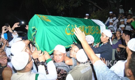 Jemaah memanggul keranda berisi jenazah almarhum Ustaz Muhammad Arifin Ilham di Masjid Az-Zikra, Sentul, Babakan Madang, Kabupaten Bogor, Jawa Barat, Kamis (23/5/2019). 