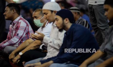 Jemaah menggunakan masker usai melaksanakan shalat jumat di Masjid Istiqlal, Jakarta, Jumat (6/3).(Republika/Thoudy Badai)