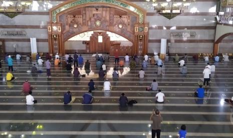 Jemaah salat Jumat di Masjid Pusdai Jabar menerapkan protokol kesehatan dengan menjaga jarak dan dicek suhu tubuh oleh petugas, Jumat (5/6). 