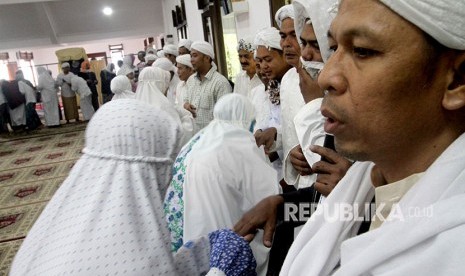 Jemaah Tarekat Naqsabandiyah al-Kholidiyah Jalaliyah saling bersalam-salaman seusai melaksanakan shalat Id 1439 H di Rumah Ibadah Suluh Darussalam, Kampung Pasir Jawa, Cigombong, Bogor, Jawa Barat, Rabu (13/6).