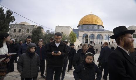  Jemaah Yahudi mengunjungi Temple Mount di kompleks Masjid Al-Aqsa, yang dikenal umat Islam sebagai Tempat Suci Mulia, di Kota Tua Yerusalem, Selasa, 3 Januari 2023. Itamar Ben-Gvir, seorang menteri Kabinet Israel ultranasionalis, mengunjungi flashpoint Situs suci Yerusalem Selasa untuk pertama kalinya sejak menjabat dalam pemerintahan baru sayap kanan Perdana Menteri Benjamin Netanyahu pekan lalu. Kunjungan tersebut dilihat oleh warga Palestina sebagai provokasi. 