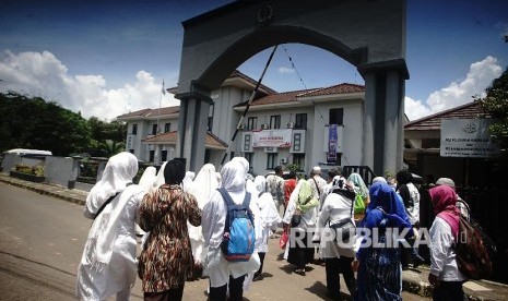 Jemaah yang akan mengikuti sidang gugatan perdata aset First Travel memasuki gedung pengadilan Negeri Depok, Jawa Barat.