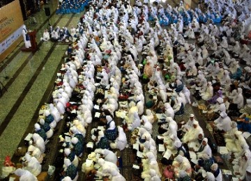 Jemaah berdoa bersama dalam pengajian majelis taklim di Masjid Attin, TMII, Jakarta, Jumat (31/12)