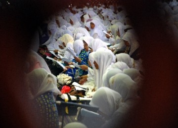 Jemaah berdoa bersama dalam pengajian majelis taklim yang merupakan rangkaian acara Dzikir Nasional oleh HU Republika, Jumat (31/12), di Masjid Attin, TMII, Jakarta.