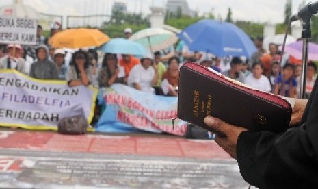 Jemaat GKI Yasmin Bogor dan Gereja HKBP Filadelfia Tambun melakukan ibadah bersama di depan Istana Merdeka, Jakarta Pusat, Minggu (25/11) lalu.