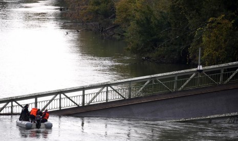 Jembatan ambruk di dekat Toulouse, Prancis.