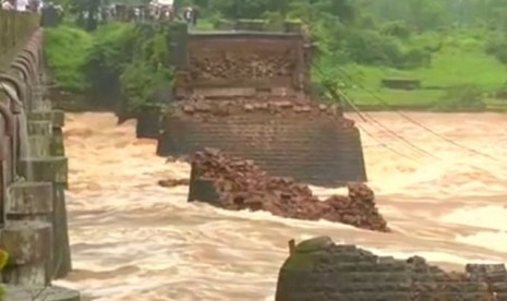 Jembatan ambruk di negara bagian Maharashtra, India. Dua bus hilang dalam tragedi itu.