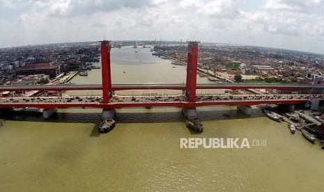 Jembatan Ampera membentang di atas Sungai Musi, Palembang, Sumatra Selata.