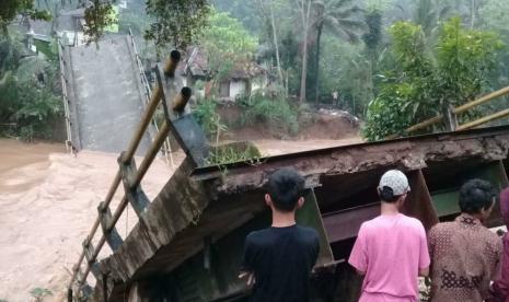 Jembatan antardesa di Kecamatan Cikatomas, Kabupaten Tasikmalaya, terputus akibat diterjang banjir bandang, Jumat (19/6). 