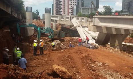 Jembatan Antasari yang ambruk.