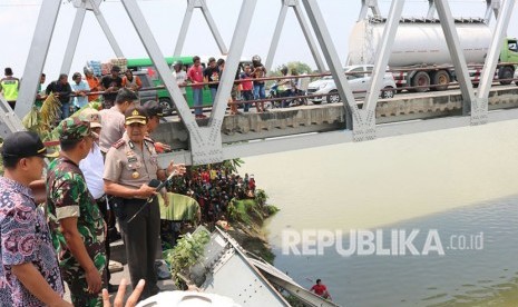 Jembatan Babat-Widang, yang menghubungkan Kabupaten Tuban dengan Kabupaten Lamongan ambrol. 