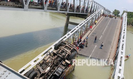 Jembatan Babat-Widang, yang menghubungkan Kabupaten Tuban dengan Kabupaten Lamongan ambrol.