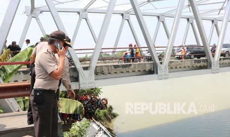 Jembatan Babat-Widang, yang menghubungkan Kabupaten Tuban dengan Kabupaten Lamongan ambrol.