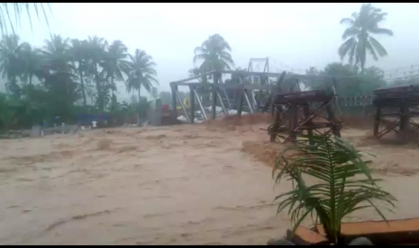 Jembatan Baringin di Kota Padang roboh diterjang arus sungai yang deras, Jumat (2/11). Hujan deras mengguyur wilayah ini sejak siang. 