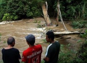 jembatan Cidua di Desa Cibanteng, Ciampea, Bogor yang ambruk pada Ahad (19/2) kemarin.