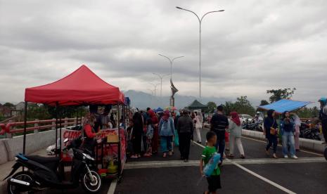 Jembatan Ciloseh menjadi tempat baru bagi warga sekitar untuk ngabuburit.