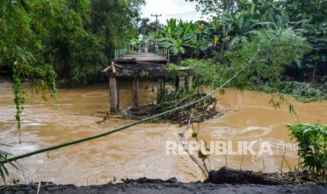 Jembatan Ciputrahaji putus pascabanjir di Desa Sindangrasa, Kabupaten Ciamis, Jawa Barat, Selasa (27/10/2020). Banjir luapan Sungai Ciptrahaji dan Cikaso mengakibatkan ratusan rumah warga di tujuh desa, Kecamatan Banjarsari dan Banjaranyar, terendam banjir dan beberapa jembatan putus diterjang derasnya air sungai.