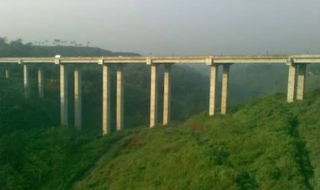 Jembatan Cisomang jalan tol Purbaleunyi.