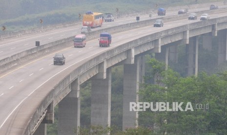 Jembatan Cisomang jalan tol Purbaleunyi.