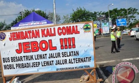 Jembatan Comal jebol