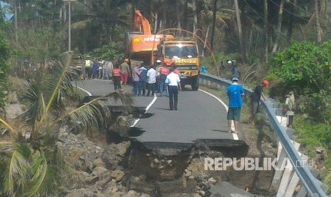 Jembatan darurat (bailey) siap dipasang di jalan lintas barat yang putus diterjang banjir di kampung Mandiri Sejati KM 20, Kecamatan Krui Selatan, Kabupaten Pesisir Barat, Lampung, Kamis (12/10). 