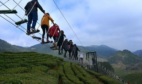 Jembatan di atas kebun teh di Xuan'en, Provinsi Hubei, Cina  