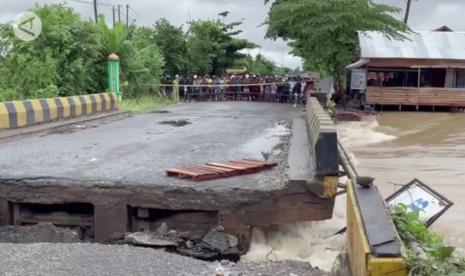 Jembatan di Kabupaten Banjar, Kalimantan Selatan terputus akibat diterjang banjir.