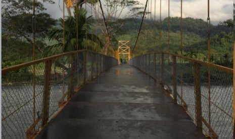 Jembatan Gantung Sikundo (90 meter) di Kecamatan Pante Ceureumen, Kabupaten Aceh Barat