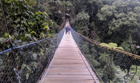 Jembatan gantung Situgunung di Kecamatan Kadudampit, Kabupaten Sukabumi bertambah jadi dua dan menjadi daya tarik baru bagi wisatawan, Ahad (2/2).