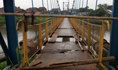 Jembatan gantung yang berada di atas Sungai Citarum, tepatnya antara RW 01 Kampung Tambakan, Desa Rancamanyar dengan RW 02 Kampung Cilebak, Desa Rancamanyar, Baleendah, Kabupaten Bandung mengalami rusak parah dan tidak bisa dilewati. Sehingga warga setempat berinisiatif menutup jalur yang biasa dijadikan alternatif penyebrangan dengan kayu.