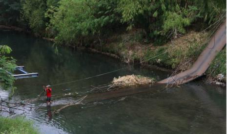 Jembatan gantung yang putus akibat kelebihan beban di Desa Kregenan, Kabupaten Probolinggo, Jawa Timur, Jumat (9/9/2022).