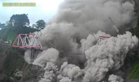 Jembatan Gladak Perak putus setelah terkena Awan Panas Guguran (APG) Gunung Semeru, Ahad (4/12/2022). Situasi ini menyebabkan akses Kabupaten Lumajang dan Kabupaten Malang tidak bisa dilalui. 