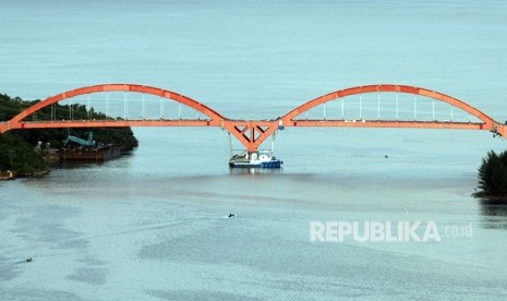 Jembatan Holtekamp, Jayapura, Papua, yang selesai 95 persen pembangunannya, tampak, Rabu (11/4). 