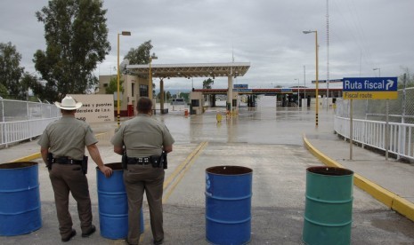 Jembatan internasional di perbatasan antara Presidio, Texas, AS dan Ojinaga, Mexico.