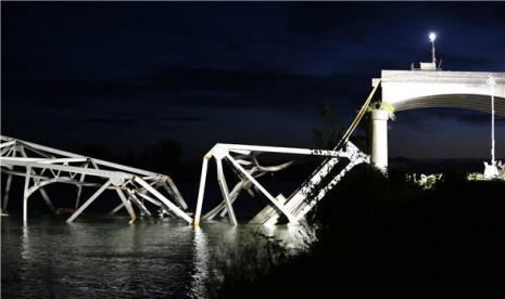 Jembatan Interstate-5 di Mount Vernon, Washington, rubuh pada Kamis (23/5). 