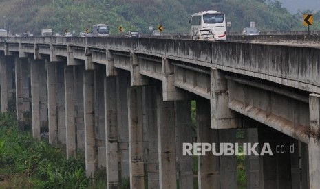 Jembatan jalan tol Purbaleunyi.