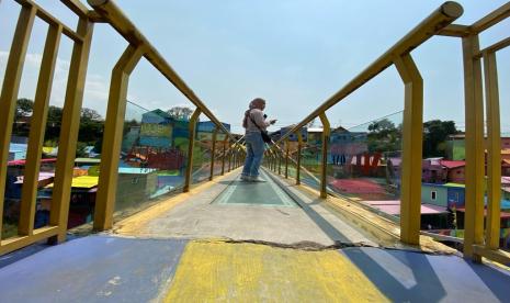 Jembatan kaca di Kampung Warna-Warni Jodipan, Kota Malang yang mengalami kerusakan.