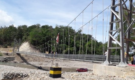 Jembatan Kian Rai Ikun merupakan jembatan gantung pertama di perbatasan antara Nusa Tenggara Timur (NTT) dan Timor Leste. Timor Leste membatasi jumlah pelintas di perbatasan. (Republika/Dwina Agustin)