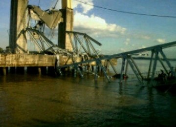 Jembatan Kukar ambruk