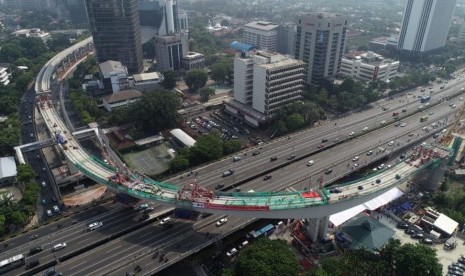 Jembatan layang LRT Jabodetabek.