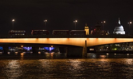 Jembatan London menjadi lokasi serangan teror London setelah sebuah van menabrak orang-orang yang sedang berjalan kaki, Ahad (4/6).