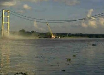 Jembatan Mahakam yang ambruk yang membentang antara Tenggarong dan Tenggarong Seberang, Sabtu (26/11). 