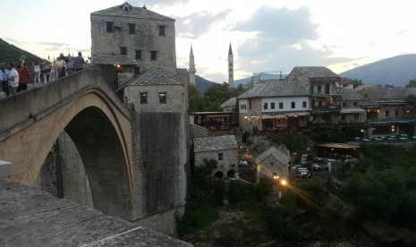 Jembatan Mostar Bosnia, saksi bisu pembantaian Muslim Bosnia. 