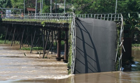 Jembatan runtuh. ilustrasi