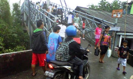 Jembatan Pasar Minggu dibuka lagi, Kamis (17/1/2013) setelah Sungai Ciliwung mulai surut.