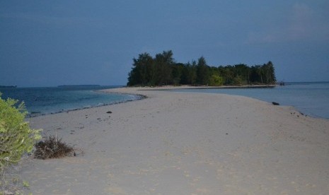 Jembatan pasir alami yang menghubungkan Pulau Dodola Besar dan Dodola Kecil. Jika air laut pasang pada malam hari, maka permukaan jembatan ini akan hilang seluruhnya. 