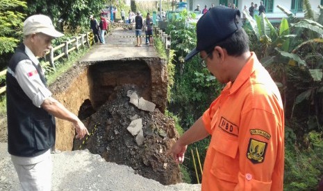 Jembatan penghubung antara Parungkuda dan Ciambar di Kecamatan Parungkuda, Kabupaten Sukabumi ambruk Selasa (24/1) sore. Peristiwa tersebut terjadi ketika wilayah itu diguyur hujan deras.