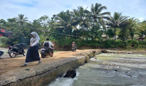 Jembatan penghubung antardesa di Kecamatan Cikatomas, Kabupaten Tasikmalaya, yang rusak akibat banjir bandang pada Juni 2020 masih belum juga diperbaiki hingga saat ini. Warga dari Desa Sindangasih, Kecamatan Cikatomas, masih harus melintas jembatan darurat untuk menuju Desa Cayur, Kecamatan Cikatomas.