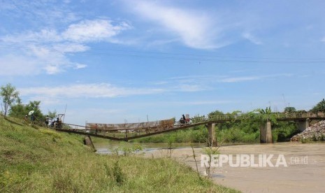 Jembatan penghubung empat kecamatan di Desa Cibereng, Kecamatan Terisi, Kabupaten Indramayu, ambruk sejak dua minggu lalu. Warga secara swadaya membangun jembatan darurat dari bambu karena belum ada perbaikan dari pemerintah. 